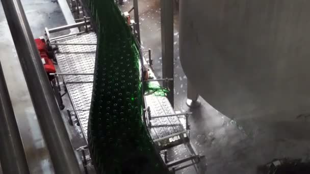 Piwo Fabryka Wnętrz Dużą Ilością Maszyn — Wideo stockowe
