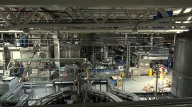 Moskova, Rusya Federasyonu 21 Ekim 2017: Su şişeleme makinesi için modern taşıyıcı 