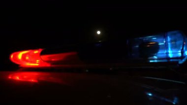 Polis mavi ve kırmızı lamba iplik karanlıkta yanıp sönen