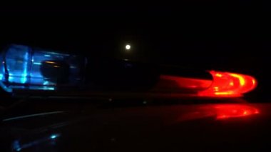Polis mavi ve kırmızı lamba iplik karanlıkta yanıp sönen