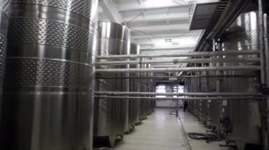 Şarap imalathanesinde fermantasyon için çelik variller.