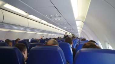 Moskova, Rusya Federasyonu 16 Mart 2017: Koltuklarda yolcu ve hostes bulunan uçağın içi kalkıştan sonra güvenlik eğitimi aldı.
