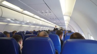 Moskova, Rusya Federasyonu 16 Mart 2017: Koltuklarda yolcu ve hostes bulunan uçağın içi kalkıştan sonra güvenlik eğitimi aldı.