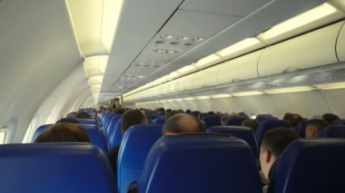 Moskova, Rusya Federasyonu 16 Mart 2017: Koltuklarda yolcu ve hostes bulunan uçağın içi kalkıştan sonra güvenlik eğitimi aldı.