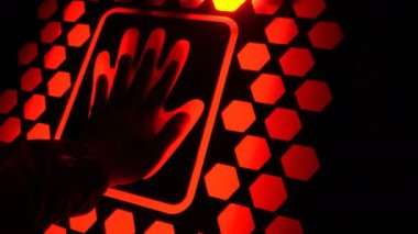 Adam elini gelecekteki parmak izi tarama cihazına koydu karanlıkta biyometrik güvenlik.