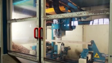 Modern bir ahşap işçiliği makinesinde ahşap bir panel öğütüyorum.