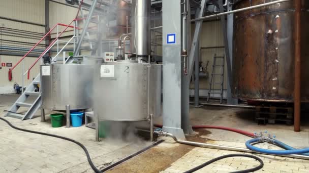 Industriële Productieapparatuur Voor Distillatie Van Alcohol Kopertanks Stoom Eromheen — Stockvideo