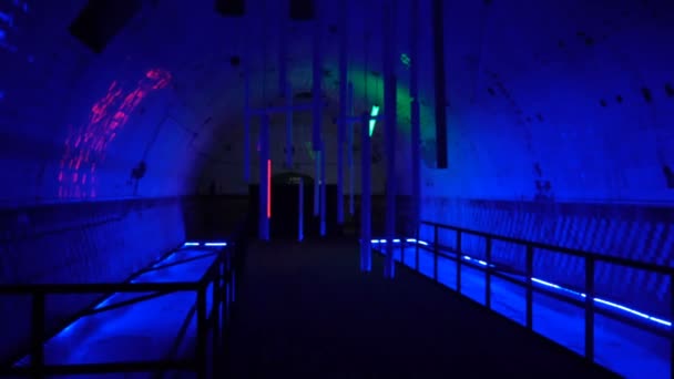 Tmavý Tajemný Tunel Bodovými Světly — Stock video