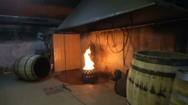 Meşe fıçılarını kızartarak şarap üretme süreci