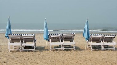 Sandalye şemsiye plaja yakın ile