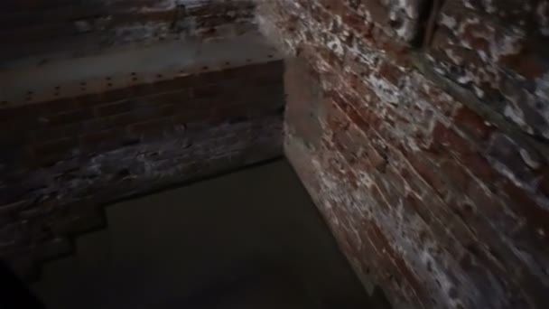 Abstieg Den Keller Mit Ziegelwänden Über Eine Metalltreppe — Stockvideo