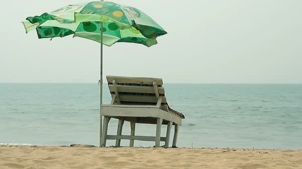 Goa Índia Fevereiro 2016 Cadeira Com Guarda Chuva Perto Praia — Vídeo de Stock