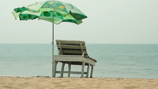 Goa Indien Februar 2016 Sessel Mit Sonnenschirm Strandnähe — Stockvideo