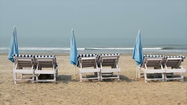 Liegestuhl Mit Sonnenschirm Strandnähe — Stockvideo