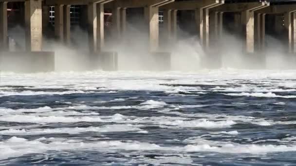 Επαναφορά Του Νερού Στο Υδροηλεκτρικού Σταθμού Στον Ποταμό — Αρχείο Βίντεο
