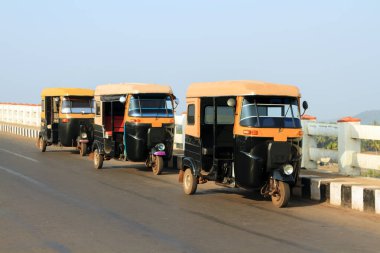 Yolcu bekleyen üç beleş tuk-tuk.
