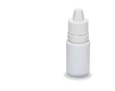 Beyaz üzerine izole edilmiş küçük tıbbi plastik şişe.