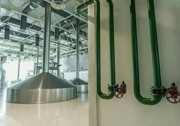 Производство пивоваренных баков и труб из нержавеющей стали — стоковое фото