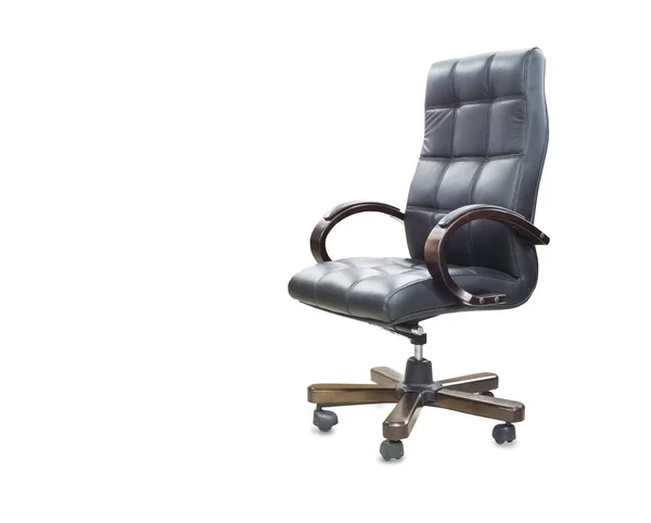 La sedia da ufficio in pelle nera. Isolato su bianco — Foto Stock