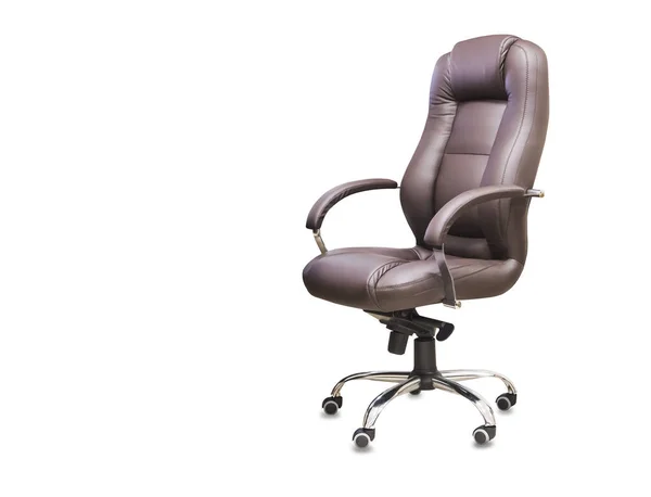 La sedia da ufficio in pelle marrone. Isolato su bianco — Foto Stock