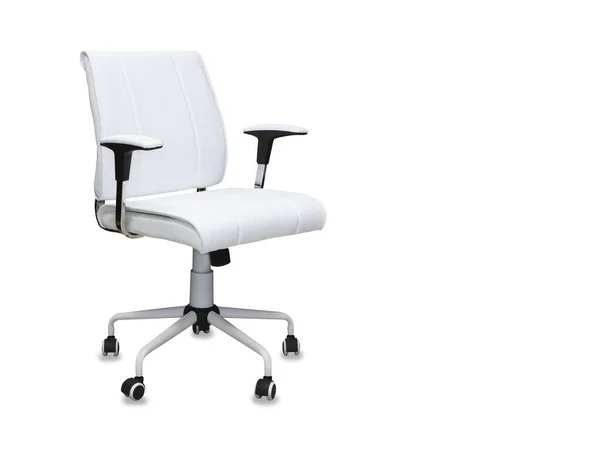 La chaise de bureau en cuir blanc. Isolé sur blanc — Photo