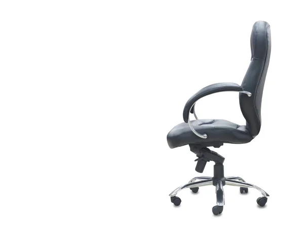A hossz-szelvény nézet a fekete bőr irodai szék. Elszigetelt — Stock Fotó