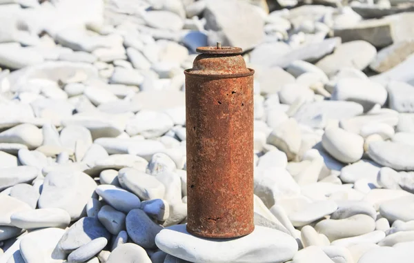 Old rusty gas ballon can stay on the white pebble — Stock Photo, Image