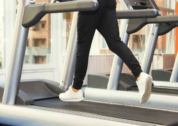 Folk på gymmet tränar. Spring på ett löpband — Stockfoto