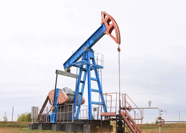Lavoro di presa pompa olio su un giacimento petrolifero — Foto Stock