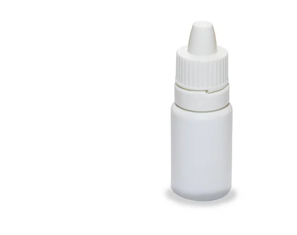 Маленькая медицинская пластиковая бутылка, изолированная поверх белого — стоковое фото