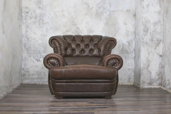 旧的老式棕色皮革椅子在空荡荡的房间 — 图库照片