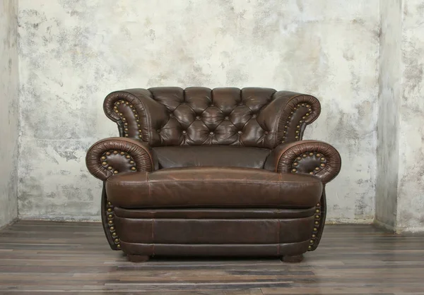 旧的老式棕色皮革椅子在空荡荡的房间 — 图库照片