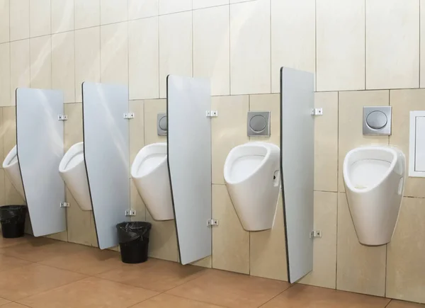 Intérieur moderne des toilettes avec rangée d'urinoir Images De Stock Libres De Droits