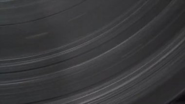 DJ pikabındaki vinil plağı kapat