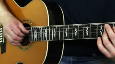 akustik gitar çalmaya en iyi oyuncusu. gitarist elleri ile müzik aleti