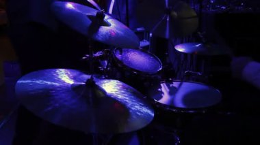 bir gece kulübünde performans rock grubu. baterist bateri seti üzerinde oynama