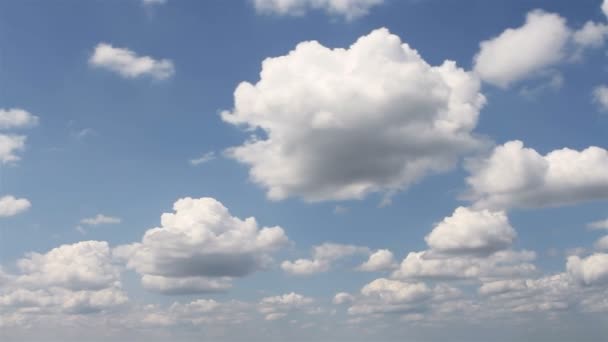 Білі Хмари Рухаються Блакитному Небі — стокове відео