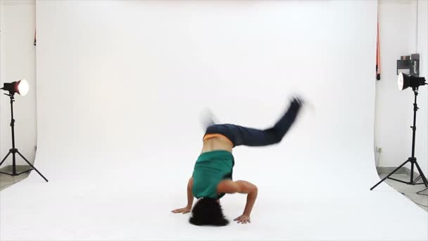 Teenager Dancing Breakdance Action — Stock Video