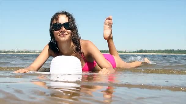 美丽的身体上一个热带海滩的女人 — Stock video