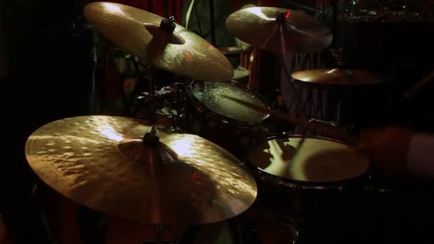 Rock Band Uitvoeren Een Nachtclub Drummer Spelen Drum Set — Stockvideo