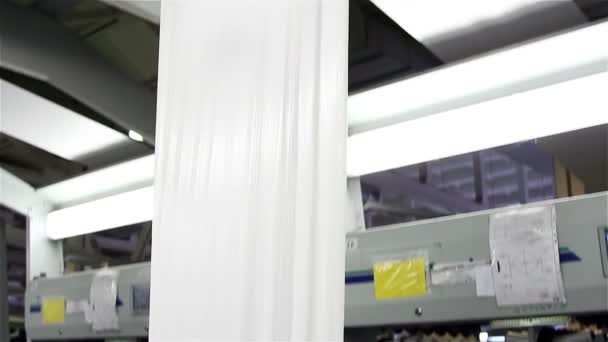 紡績工場で機械の繊維産業 糸をスプールします — ストック動画