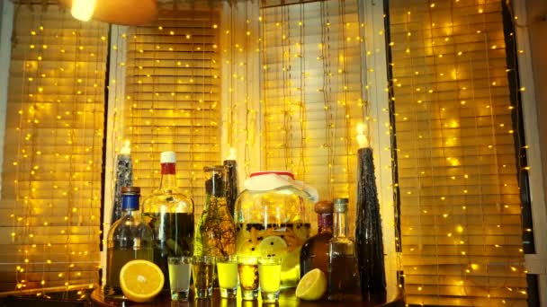 Sor Alkoholos Tinktúrák Bárban Asztalon Közel Ablakhoz Vakokkal Koszorúval — Stock videók