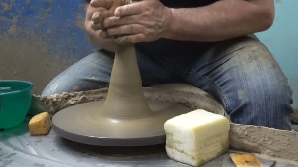 Gros Plan Main Potier Sculpte Pot Pichet Argile Sur Une — Video