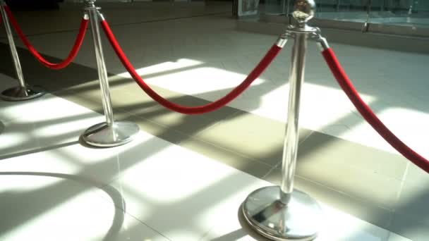 Stanchions Metallo Argento Con Corda Velluto Rosso Accesso Vip — Video Stock