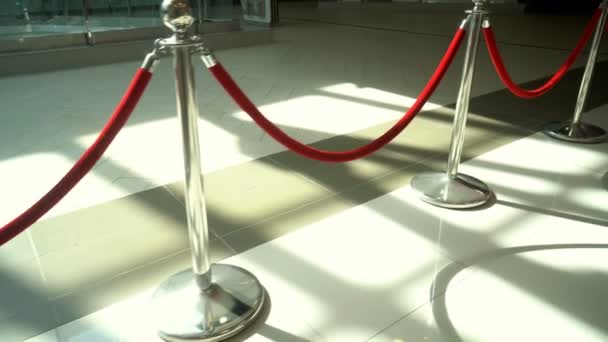 Zilverkleurige Metalen Stanchions Met Rood Fluwelen Touw Voor Toegang Tot — Stockvideo