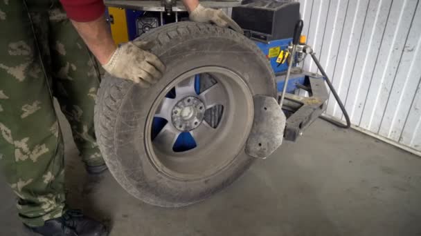 2017年4月2日 俄罗斯联邦伏尔加格勒 现代设备的轮胎服务 — 图库视频影像