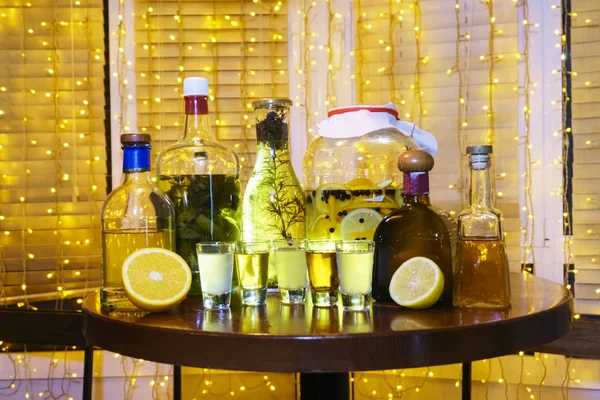 Диапазон алкогольных настойки в баре на столе рядом с й Лицензионные Стоковые Фото