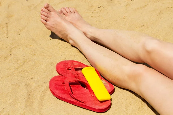 Γυναικεία πόδια σε μια άμμο — Φωτογραφία Αρχείου