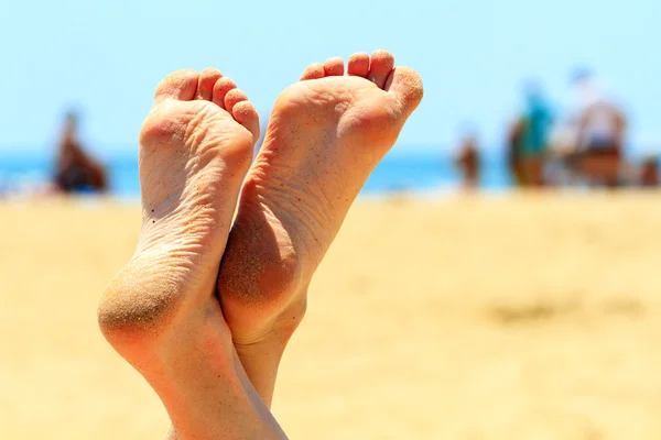 Kadın ayakları yaz göğün altında — Stok fotoğraf