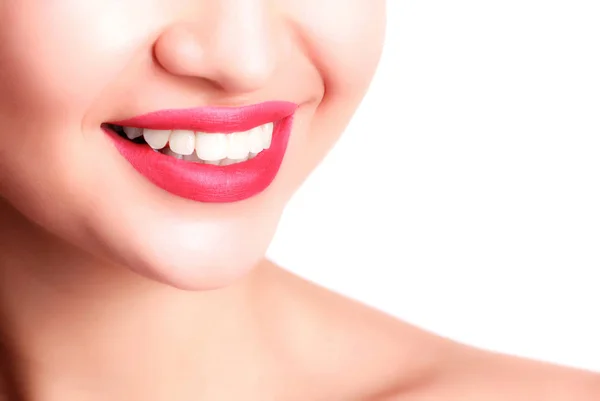 Крупный план улыбки с белыми здоровыми зубами — стоковое фото